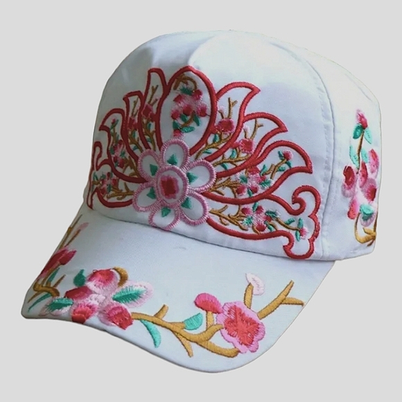 Unbranded Accessories - *NWOT* Beautiful Embroidered Hat (One Size)